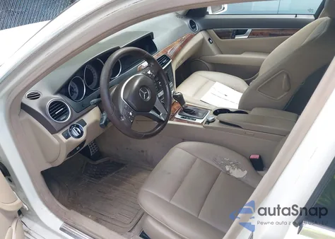 2012 Mercedes-Benz C 250 Luxury/Sport z USA, uszkodzony, nr VIN WDDGF4HB7CR202785